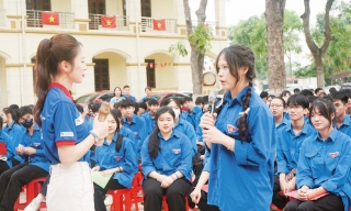 "Gia sư áo xanh" - Mùa hè cho đi và bài học nhận lại